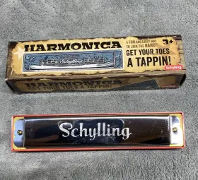 Thar SCHYLLING Harmonica Toes Tappin Box